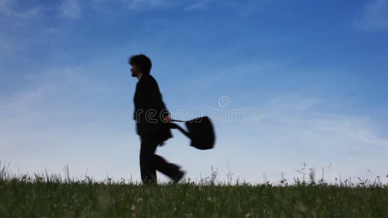 Bell'uomo che cammina e saluta archivi video