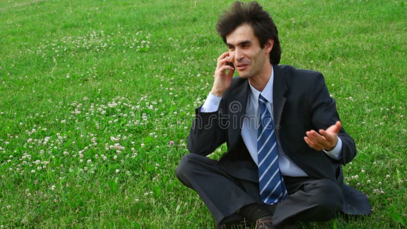 Bell'uomo felice che parla stock footage