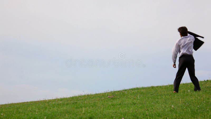 Bell'uomo senza scarpe stock footage