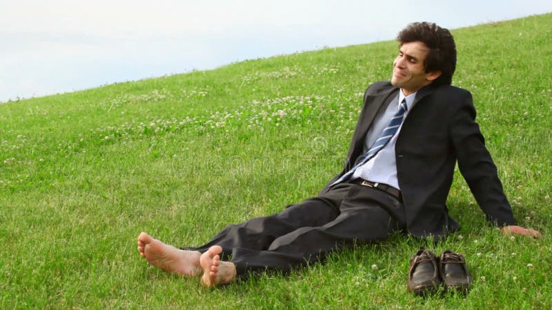 Bell'uomo senza scarpe in verde video d archivio