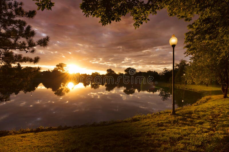 Bella alba con le nuvole drammatiche in piccola America urbano-rurale fotografie stock Bella alba con le nuvole drammatiche in piccola America urbano-rurale fotografie stock