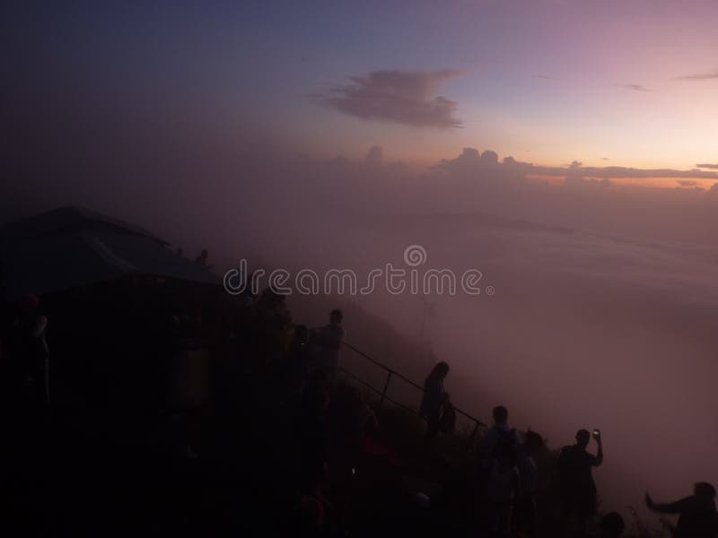 Bella alba sul vulcano Vista dal picco del vulcano di Batur fotografie stock Bella alba sul vulcano Vista dal picco del vulcano di Batur fotografie stock