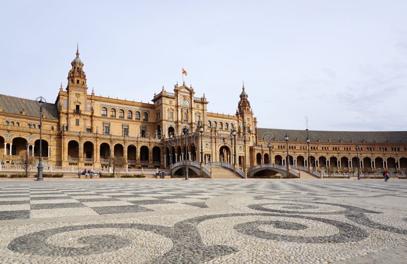 Bella architettura dell'edificio di Plaza de España con lo Spagnolo immagine stock Bella architettura dell'edificio di Plaza de España con lo Spagnolo immagine stock
