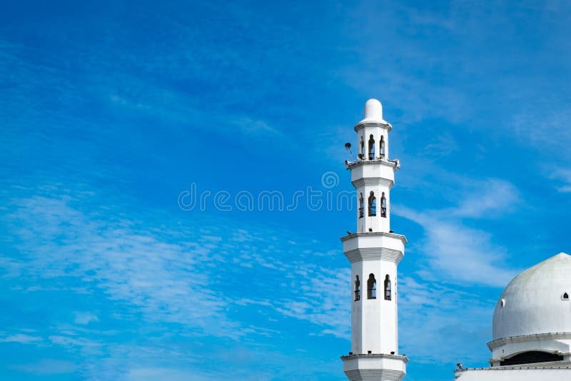 Bella architettura, minareto e cupola della moschea di Tengku Tengah Zaharah con il fondo del cielo blu fotografia stock Bella architettura, minareto e cupola della moschea di Tengku Tengah Zaharah con il fondo del cielo blu fotografia stock