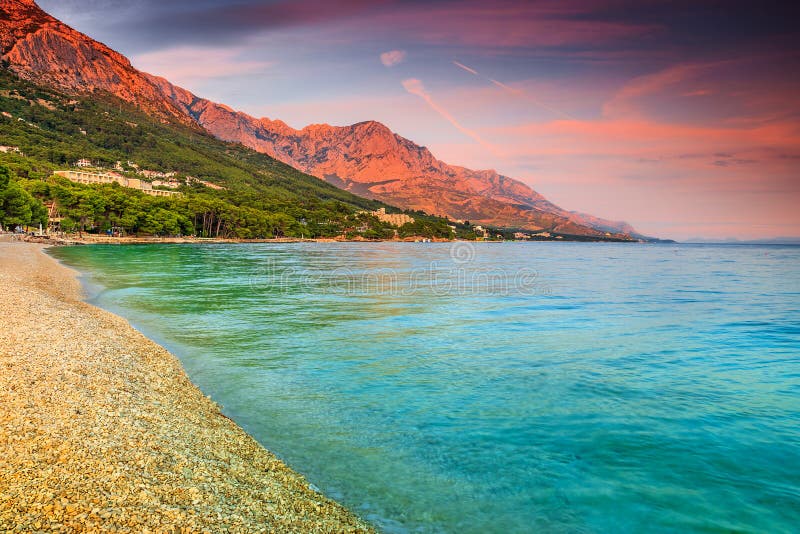 Bella baia con la spiaggia della ghiaia, Brela, Makarska riviera, Dalmazia, Croazia
