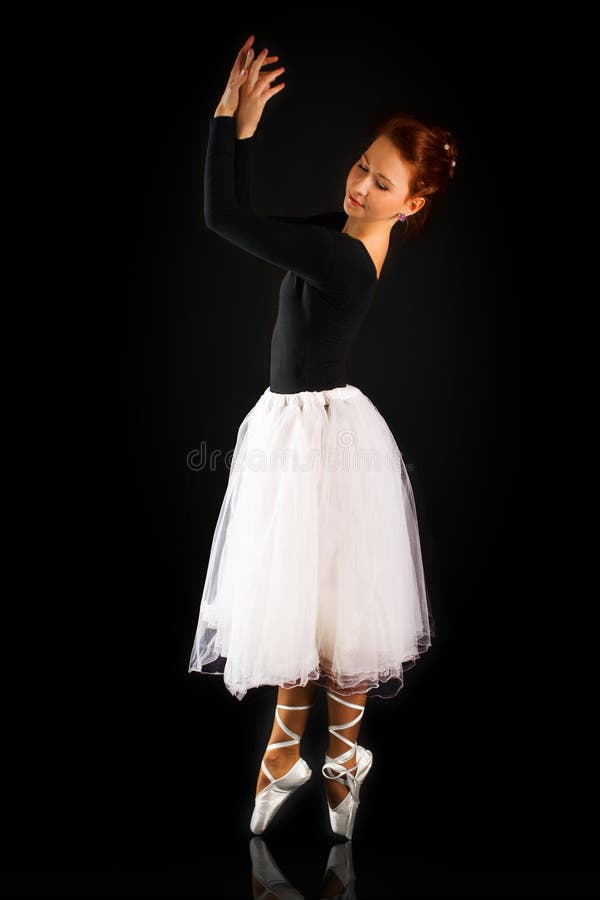 Bella ballerina della ragazza da essere sui punti fotografia stock libera da diritti Bella ballerina della ragazza da essere sui punti fotografia stock libera da diritti