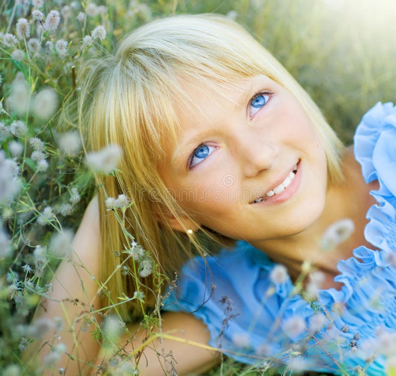 Bella bambina felice esterna fotografia stock
