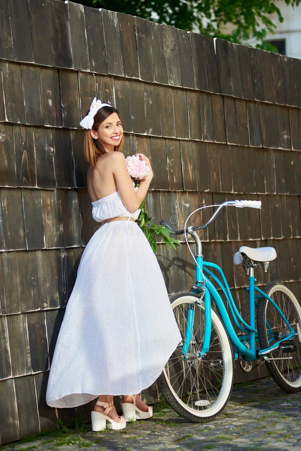 Bella bici felice di guida della donna nella città fotografie stock libere da diritti Bella bici felice di guida della donna nella città fotografie stock libere da diritti