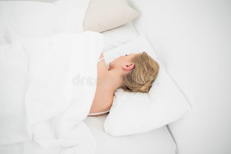 Bella bionda naturale che dorme a letto fotografie stock libere da diritti Bella bionda naturale che dorme a letto fotografie stock libere da diritti