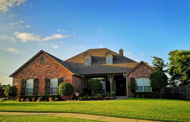 Bella casa fotografia stock. Immagine di alberi, campo 127193414