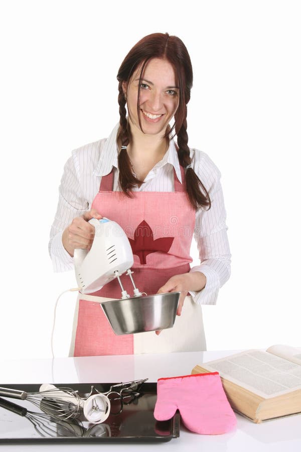 Bella casalinga che prepara con il miscelatore della cucina immagine stock Bella casalinga che prepara con il miscelatore della cucina immagine stock