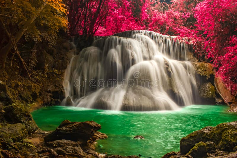 Bella cascata nella foresta meravigliosa di autunno del parco nazionale, cascata di Huay Mae Khamin, provincia di Kanchanaburi, T fotografia stock Bella cascata nella foresta meravigliosa di autunno del parco nazionale, cascata di Huay Mae Khamin, provincia di Kanchanaburi, T fotografia stock