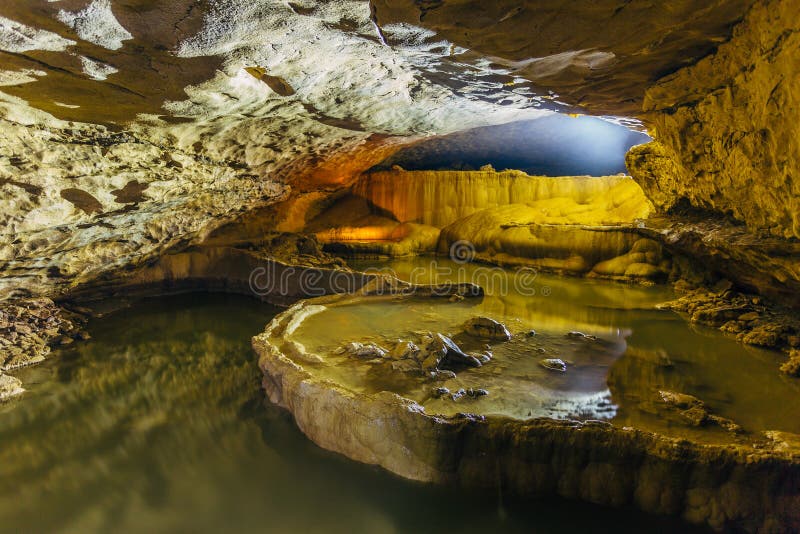 Bella caverna naturale Cascate dei laghi sotterranei in caverna di Nizhneshakuranskaya, Abkhazia, Georgia fotografia stock libera da diritti Bella caverna naturale Cascate dei laghi sotterranei in caverna di Nizhneshakuranskaya, Abkhazia, Georgia fotografia stock libera da diritti