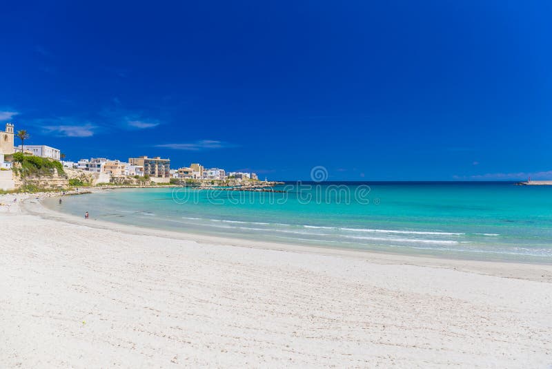 Bella città di Otranto e della sua spiaggia, penisola di Salento, regione della Puglia, Italia fotografia stock Bella città di Otranto e della sua spiaggia, penisola di Salento, regione della Puglia, Italia fotografia stock
