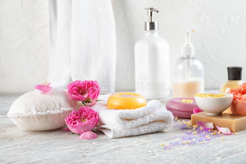 Bella composizione con i prodotti e gli asciugamani del bagno sulla tavola leggera fotografie stock Bella composizione con i prodotti e gli asciugamani del bagno sulla tavola leggera fotografie stock