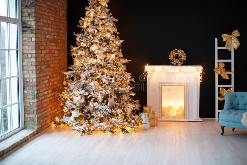 Bella decorazione di Natale in una casa accogliente immagine stock Bella decorazione di Natale in una casa accogliente immagine stock