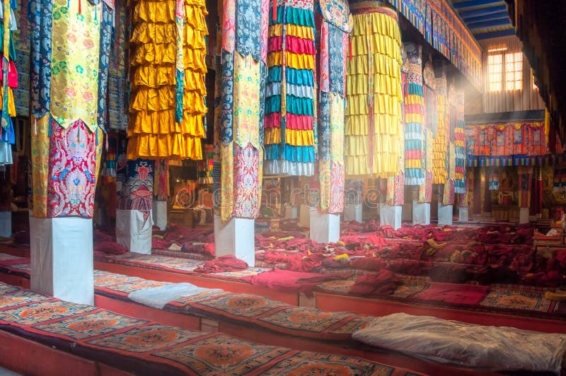 Bella decorazione interna variopinta del tempio buddista tibetano, Tibet