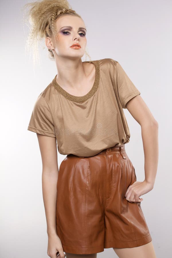 Bella donna adulta di sensualità in vestito marrone immagine stock Bella donna adulta di sensualità in vestito marrone immagine stock
