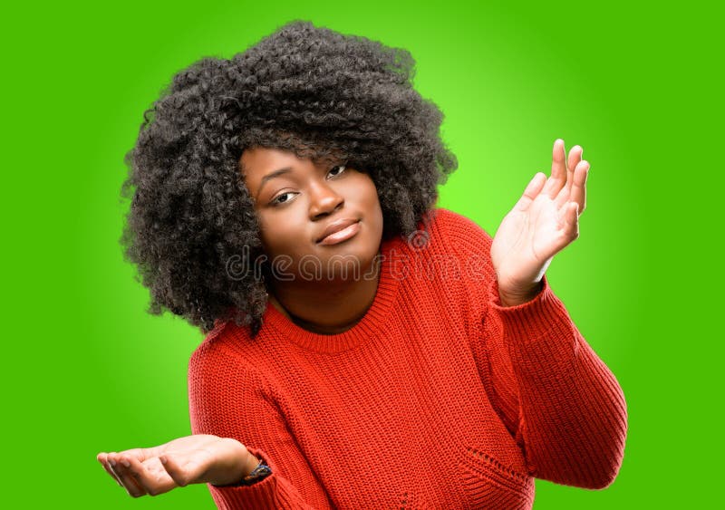 Bella donna africana con capelli ricci isolati sopra fondo verde immagine stock libera da diritti Bella donna africana con capelli ricci isolati sopra fondo verde immagine stock libera da diritti