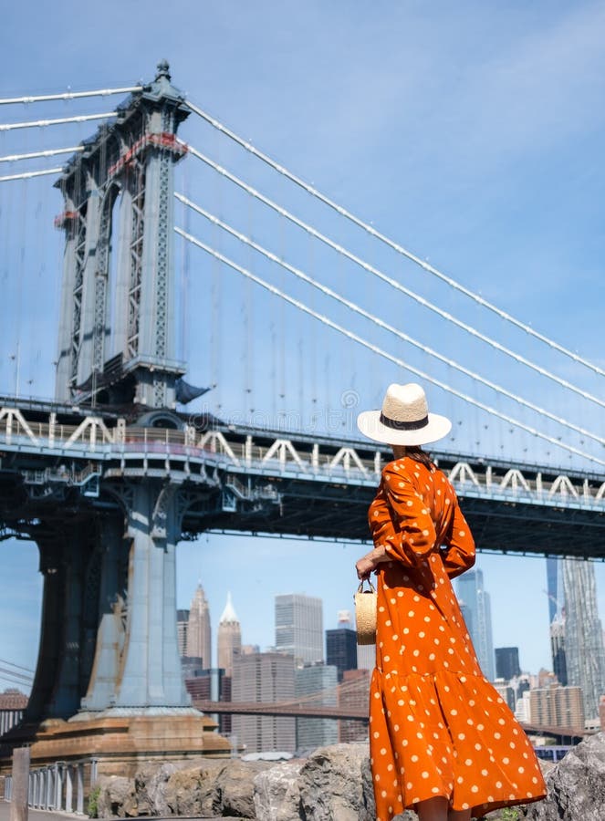 Bella donna al ponte di manhattan fotografie stock