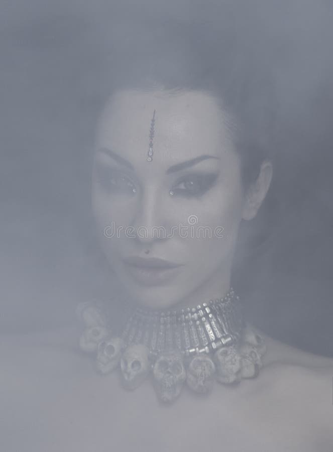 Bella donna Bellydancer con trucco orientale e gioielli orientali indiani, arabo, africano, egiziano fotografie stock Bella donna Bellydancer con trucco orientale e gioielli orientali indiani, arabo, africano, egiziano fotografie stock