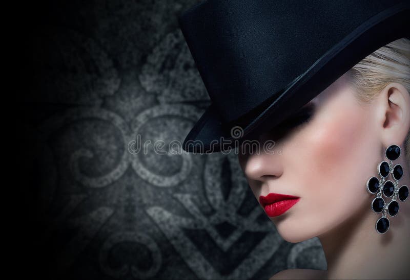 Bella donna bionda con le labbra rosse fotografie stock libere da diritti Bella donna bionda con le labbra rosse fotografie stock libere da diritti