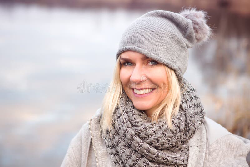 Bella donna bionda davanti al lago immagine stock libera da diritti Bella donna bionda davanti al lago immagine stock libera da diritti