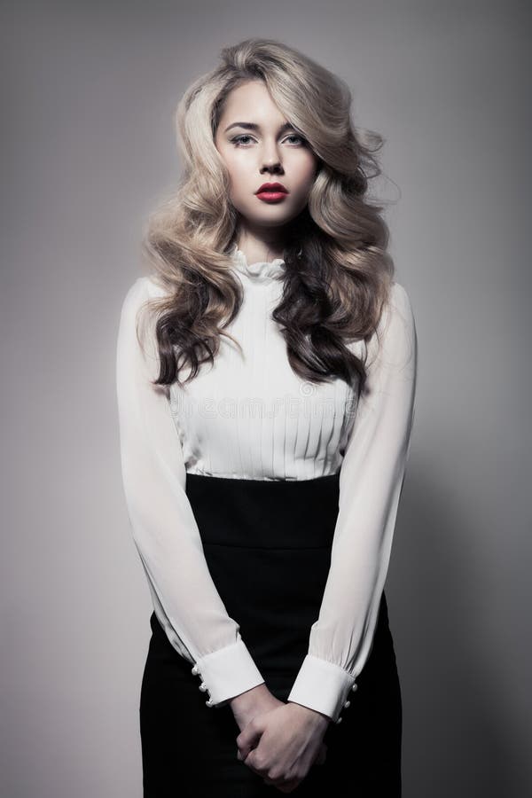 Bellissima donna bionda. Immagine di moda retrò immagine stock