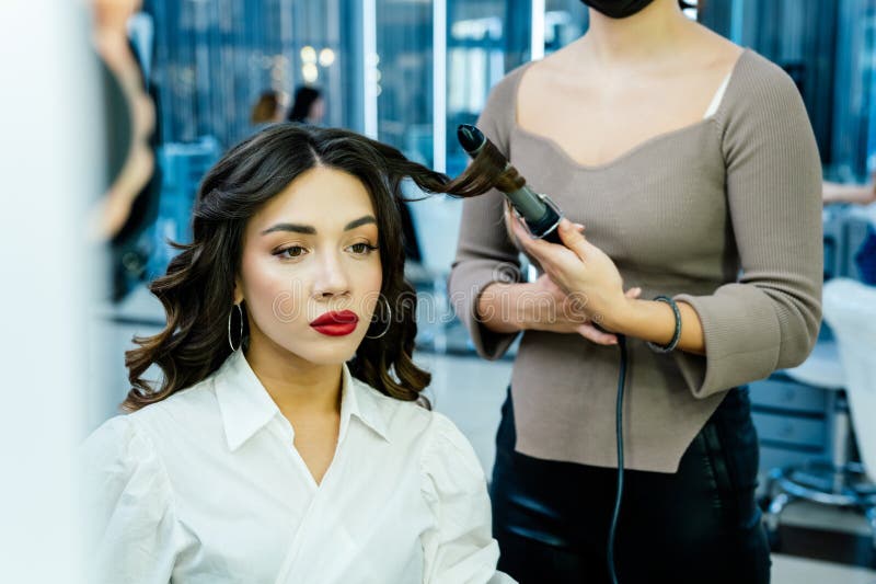 Bella donna brunetta in un salone di bellezza. fotografia stock libera da diritti