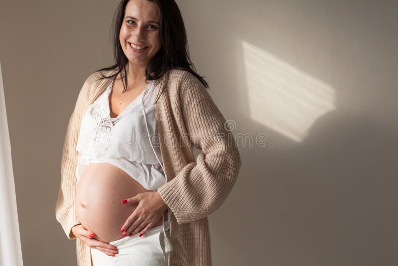 Bella donna castana incinta nei parti di un ospedale immagine stock libera da diritti Bella donna castana incinta nei parti di un ospedale immagine stock libera da diritti