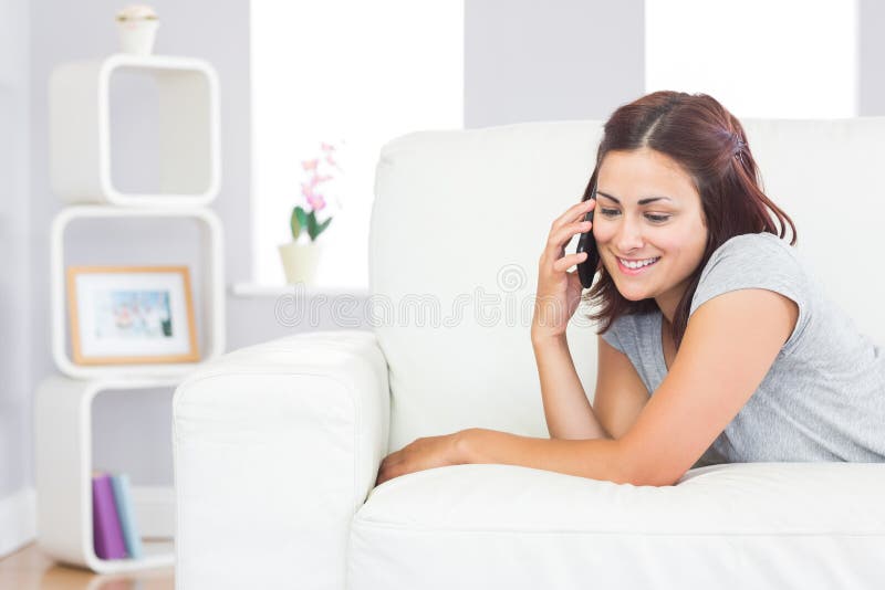 Bella donna casuale che per mezzo del suo smartphone per telefonare fotografia stock Bella donna casuale che per mezzo del suo smartphone per telefonare fotografia stock