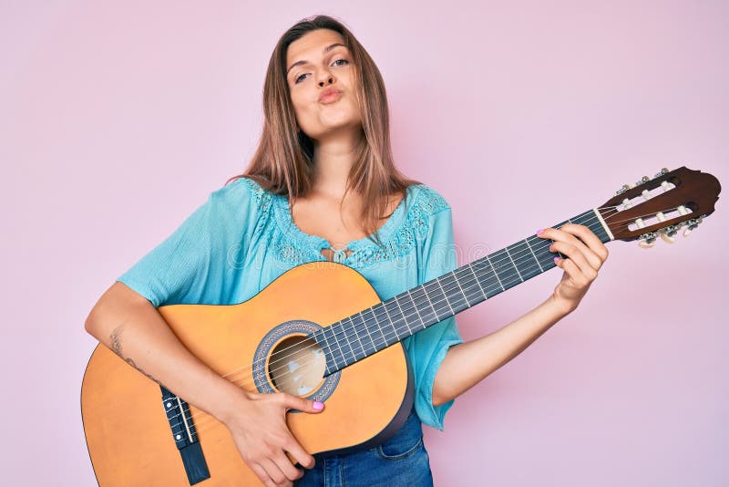 Immagini Stock - Ragazza In Un Cappello Con Una Chitarra Seduto Su Uno  Sgabello Da Bar. Image 51442918