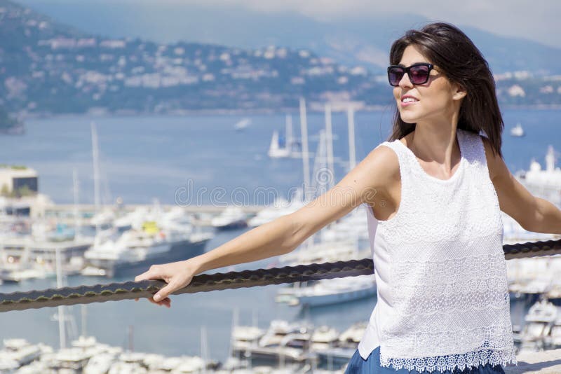 Bella donna che esamina il porto di Monte Carlo nel Monaco Azur Coast fotografia stock Bella donna che esamina il porto di Monte Carlo nel Monaco Azur Coast fotografia stock
