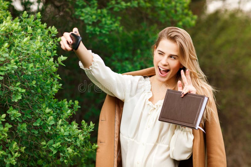 Bella donna che fa selfie fotografia stock Bella donna che fa selfie fotografia stock