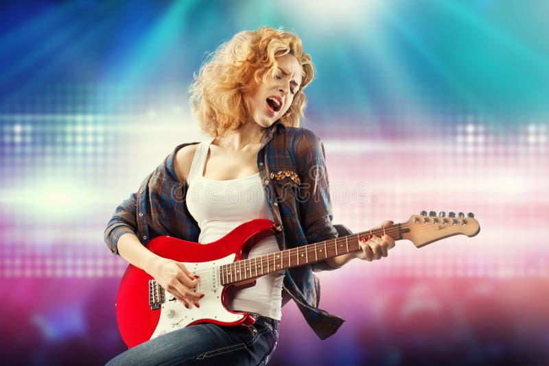 Bella donna che gioca la chitarra fotografia stock libera da diritti Bella donna che gioca la chitarra fotografia stock libera da diritti