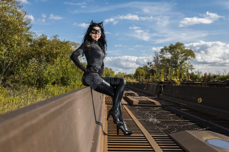 Bella Donna Che Porta Il Costume Di Catwoman Fotografia Stock - Immagine di  donna, industriale: 101724106