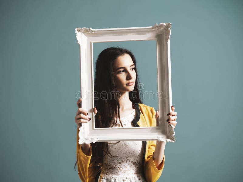 Bella donna che posa e che tiene una struttura immagine stock Bella donna che posa e che tiene una struttura immagine stock