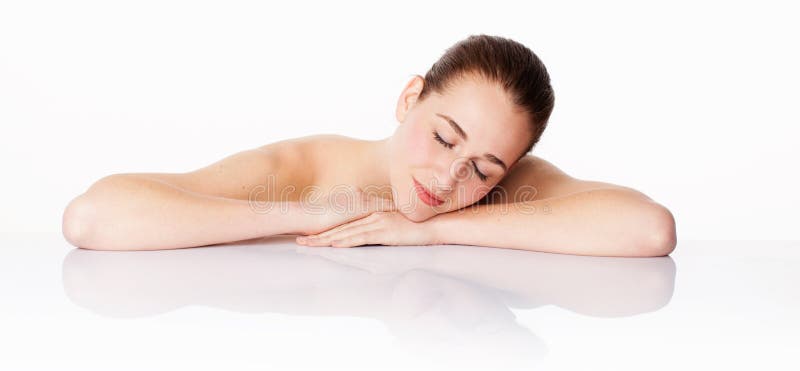 Bella donna che riposa dopo la pulizia, l'idratazione ed il trattamento lenitivo della pelle immagine stock libera da diritti Bella donna che riposa dopo la pulizia, l'idratazione ed il trattamento lenitivo della pelle immagine stock libera da diritti