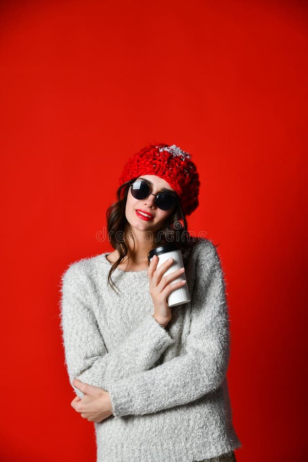 Bella donna che tiene la tazza di caffè della carta immagine stock Bella donna che tiene la tazza di caffè della carta immagine stock