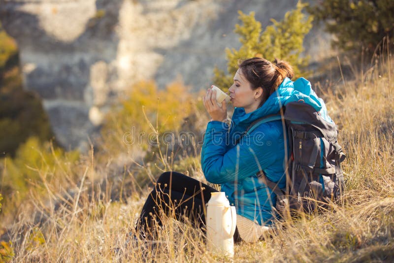 Bella donna che viaggia in montagne di autunno fotografia stock libera da diritti Bella donna che viaggia in montagne di autunno fotografia stock libera da diritti