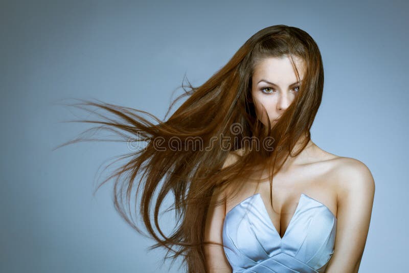 Bella donna con i capelli al vento fotografia stock libera da diritti