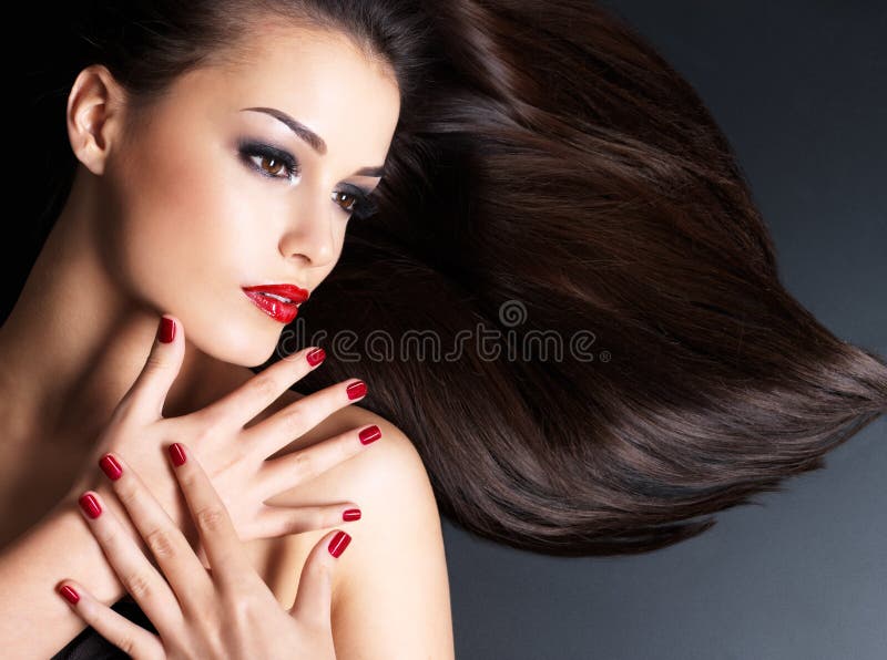 Bella donna con i capelli diritti marroni lunghi fotografia stock libera da diritti Bella donna con i capelli diritti marroni lunghi fotografia stock libera da diritti