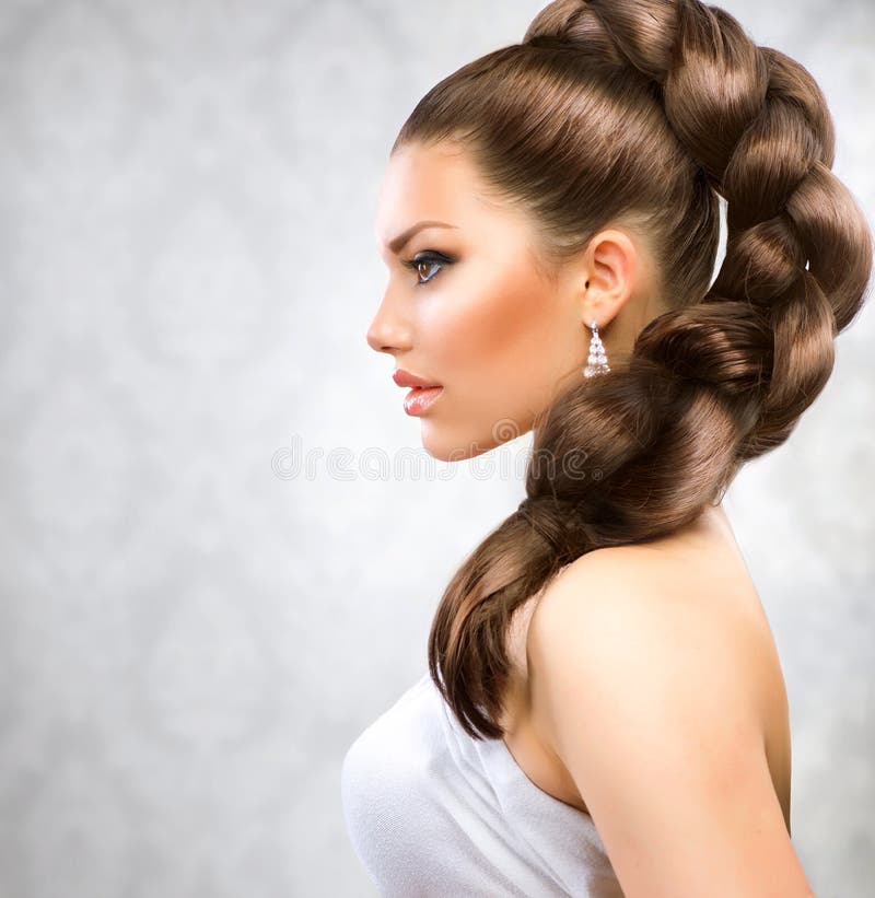 Bella donna con i capelli lunghi del Brown fotografia stock Bella donna con i capelli lunghi del Brown fotografia stock