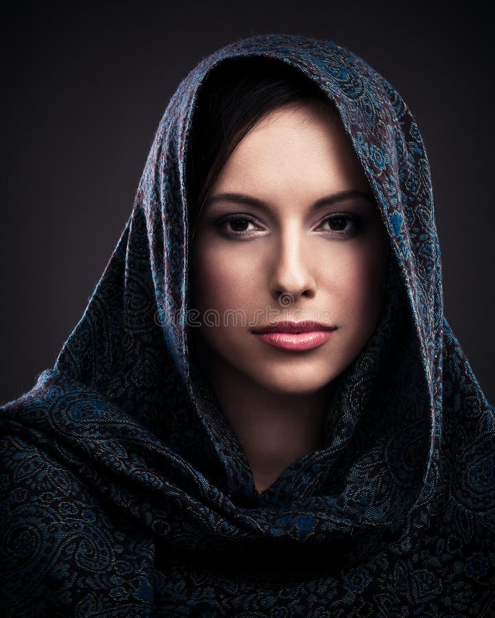 Bella donna con il foulard