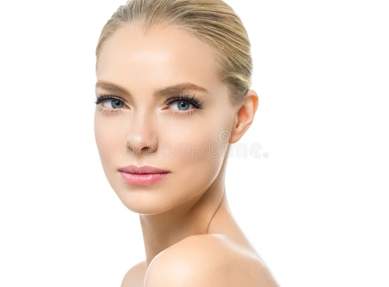 Bella donna con il fronte naturale di bellezza dei capelli biondi di trucco della pelle sana con le sferze di bellezza e le labbr immagini stock libere da diritti Bella donna con il fronte naturale di bellezza dei capelli biondi di trucco della pelle sana con le sferze di bellezza e le labbr immagini stock libere da diritti