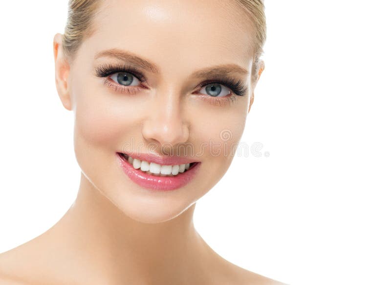 Bella donna con il fronte naturale di bellezza dei capelli biondi di trucco della pelle sana con le sferze di bellezza e le labbr fotografie stock libere da diritti Bella donna con il fronte naturale di bellezza dei capelli biondi di trucco della pelle sana con le sferze di bellezza e le labbr fotografie stock libere da diritti