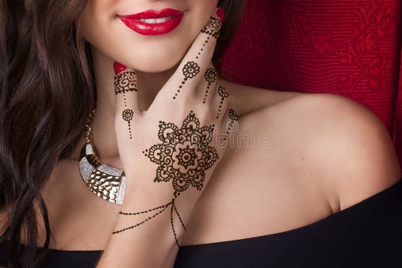 Bella donna con il mehendi del tatuaggio del hennè fotografia stock libera da diritti Bella donna con il mehendi del tatuaggio del hennè fotografia stock libera da diritti