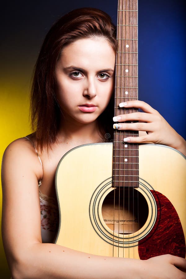 Bella donna con la chitarra fotografia stock