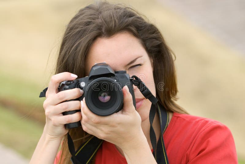 Bella donna con la macchina fotografica fotografia stock libera da diritti Bella donna con la macchina fotografica fotografia stock libera da diritti
