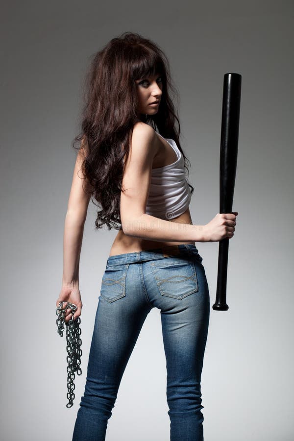 Bella donna con una mazza da baseball fotografie stock libere da diritti